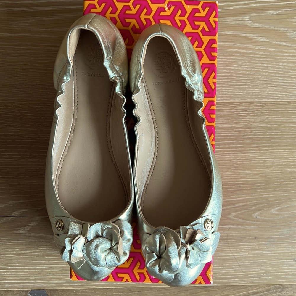 Tory Burch blossom ballet in light grained metallic size 8.